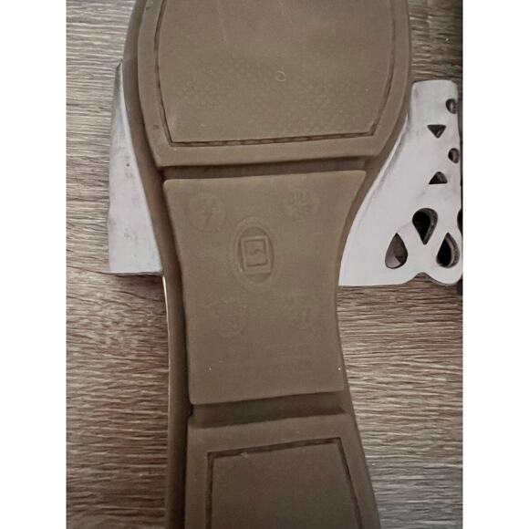 Tan Womans Thong Sandals Size 7.5 - Picture 10 of 16